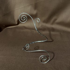 bracelete em aço inoxidável de diferentes espessuras, moldados artesanalmente em espirais