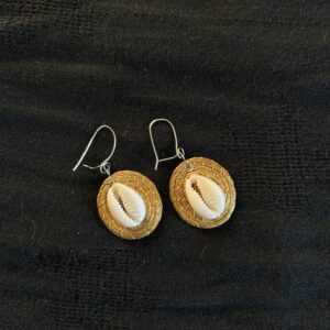 Brincos de capim dourado com búzios africanos