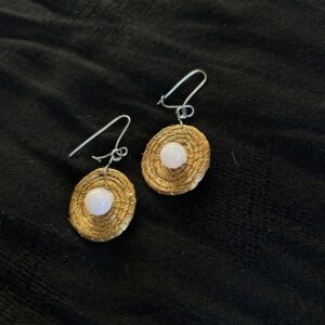 Brinco de capim dourado com esfera de quartzo rosa