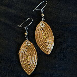 Alternative view of Brincos de capim dourado com brass indiano