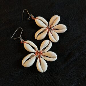 Brincos de flor de buzios com miçangas